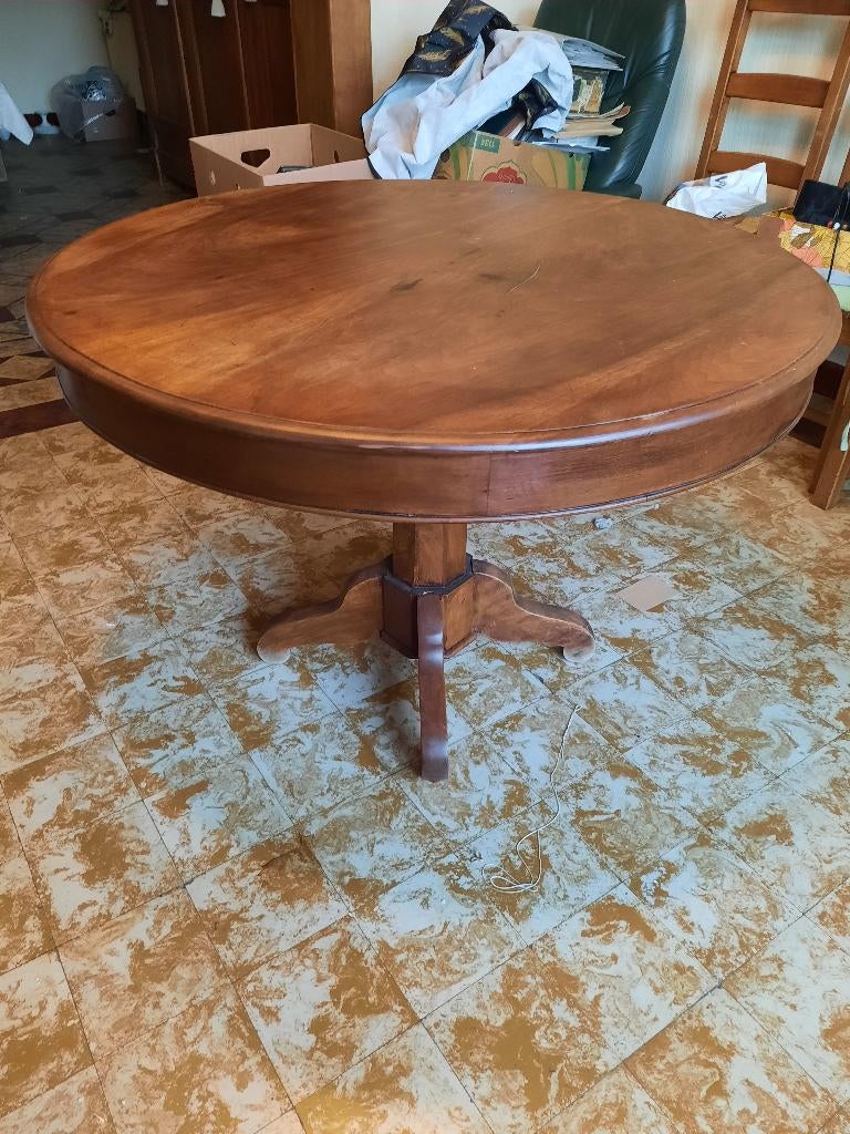 Table  ronde ( en orme ?), Enlèvement