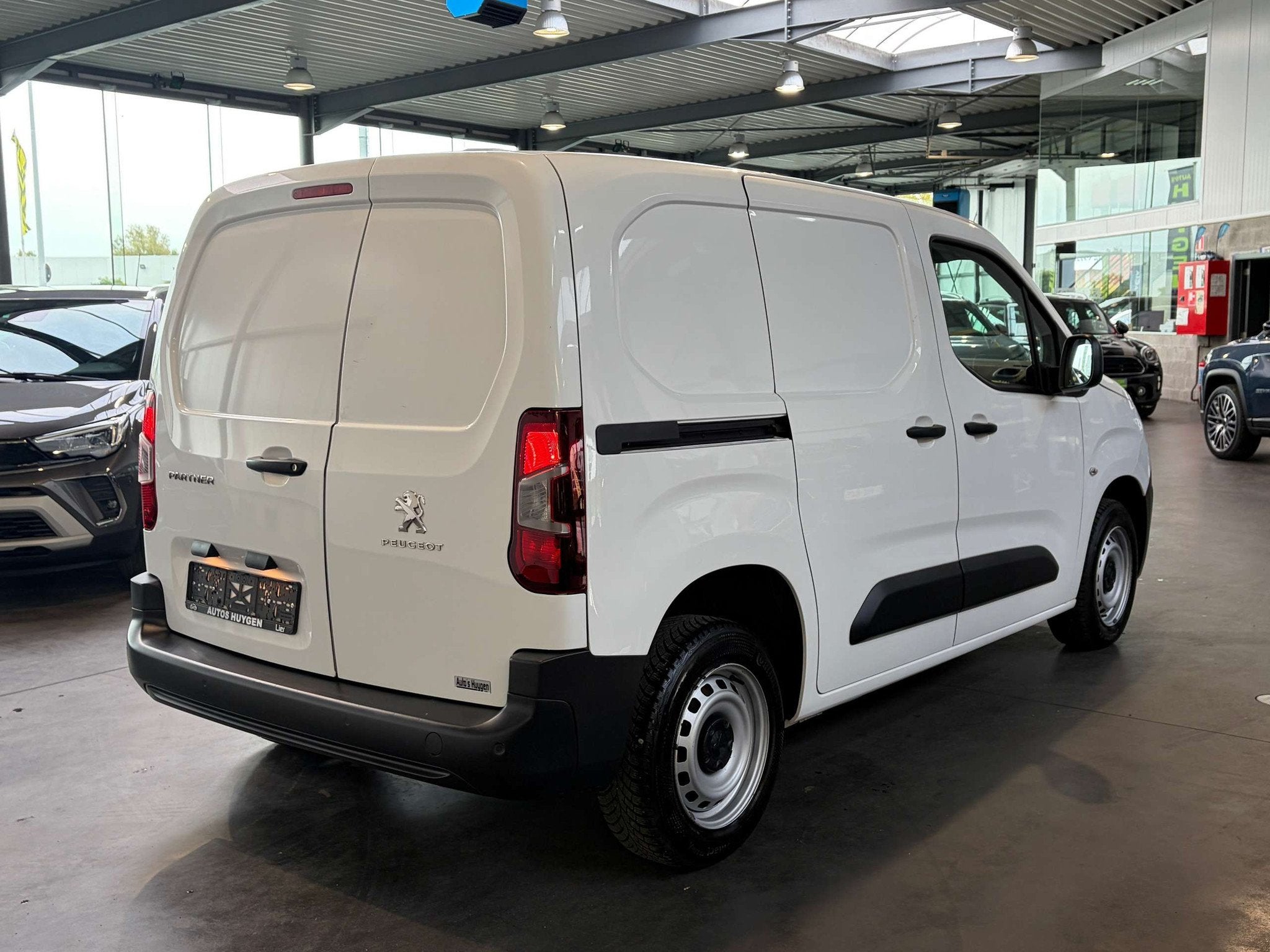 Peugeot Partner 1.2 PureTech L1 Light (bj 2022), Auto's, Stof, Gebruikt, 1199 cc, Wit