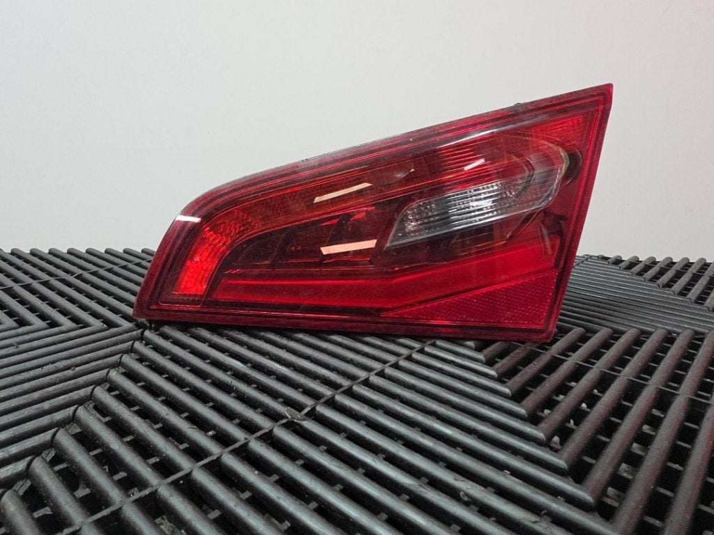 FEU ARRIÈRE DROIT Audi RS 3 Sportback (8VA / 8VF), Auto-Union-Straße  1,
85057  Ingolstadt, DE, Info@audi.de, Audi, Utilisé