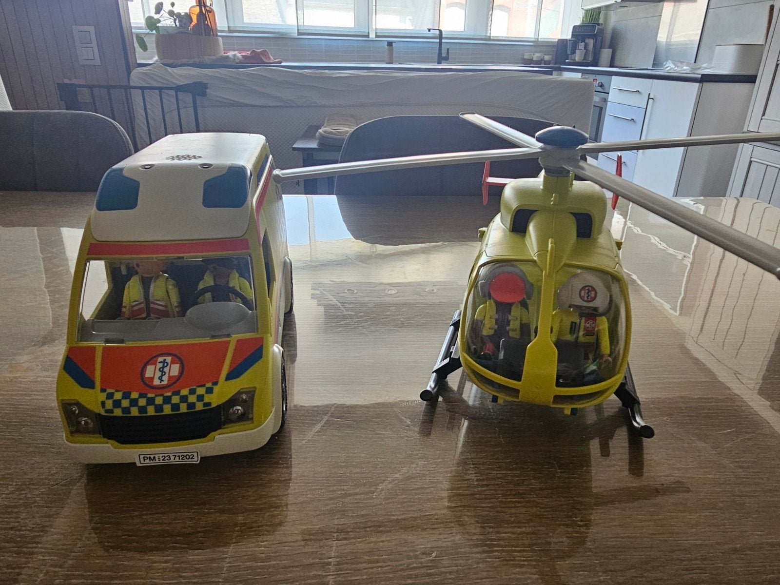 Playmobil ziekenwagen, helikopter en moto, Ophalen