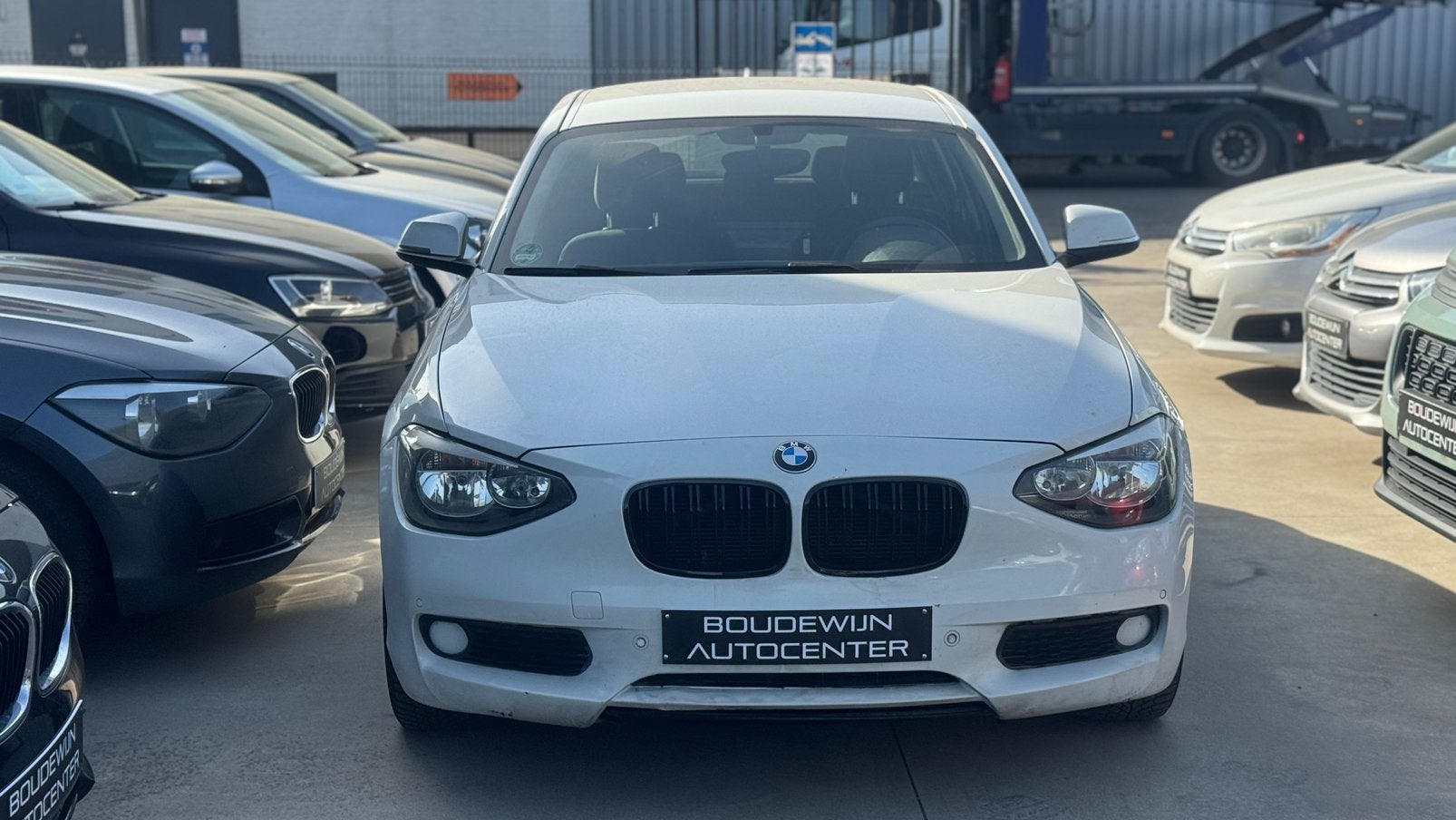 Bmw 1 Serie 116i 1.6Benzine 2012 157.xxxkm/Carplayy,Android, Automaat, Zwart, Wit, https://public.car-pass.be/vhr/4d40ad46-b5e4-413b-bcb0-d481c80b19a8