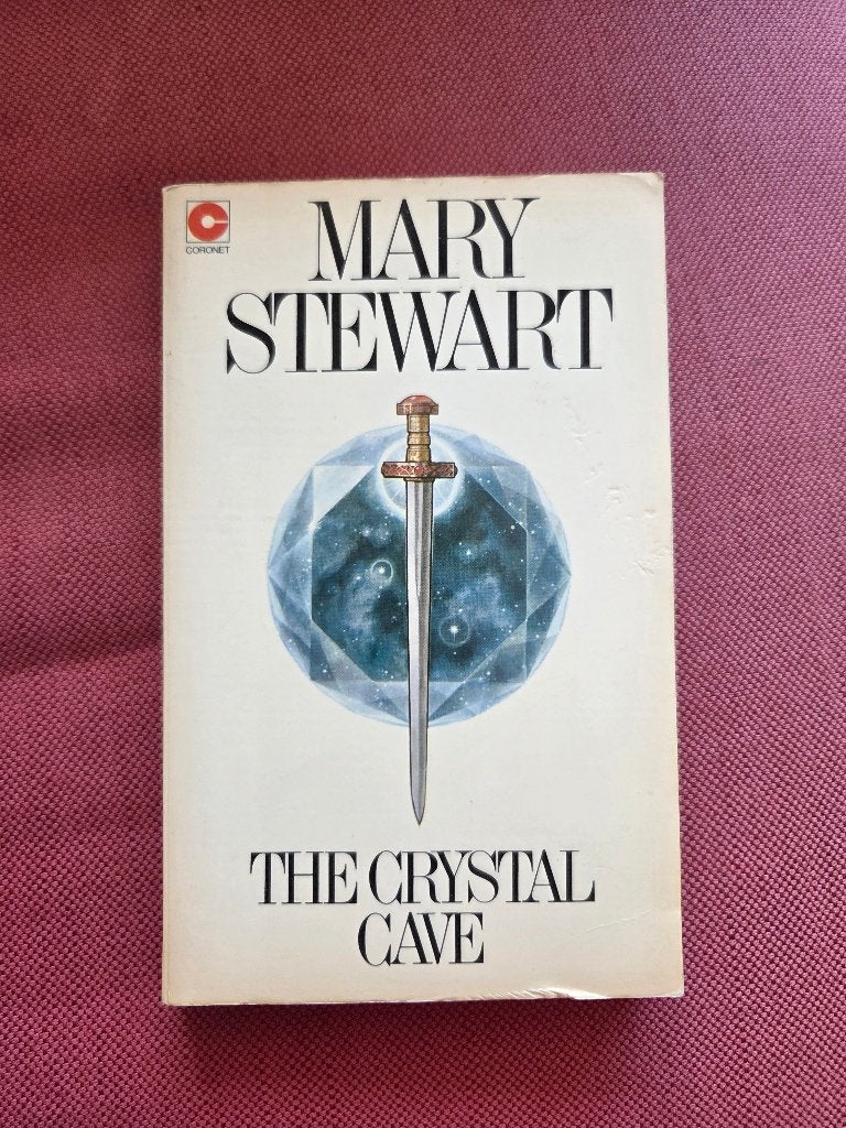Mary Stewart - THE CRYSTAL CAVE - engels - fantasy, Ophalen of Verzenden, Zo goed als nieuw, Stewart, Fictie