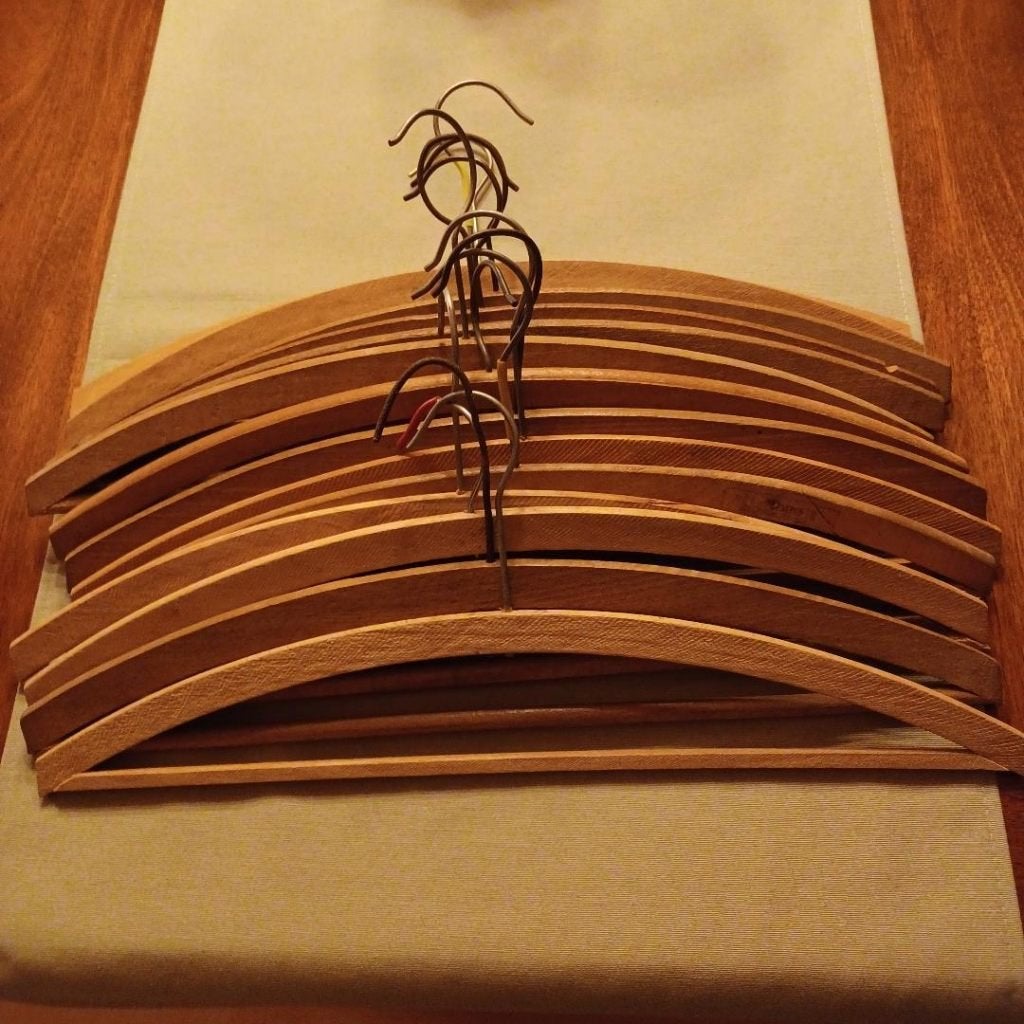 Houten kleerhangers, Ophalen