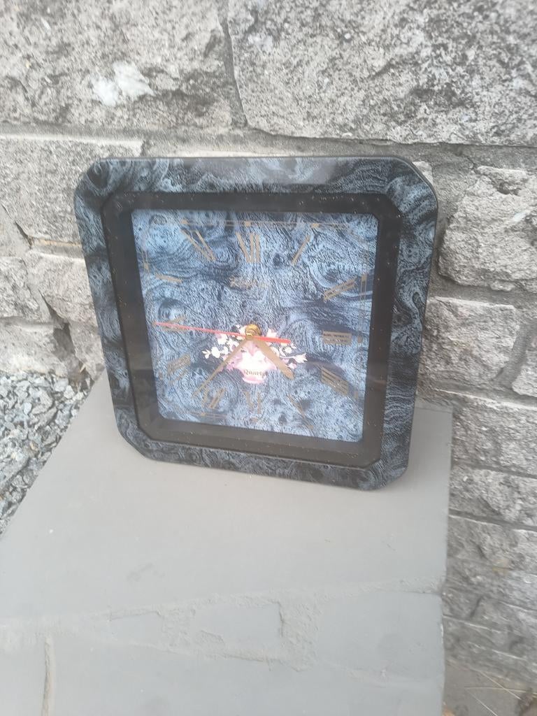 Mooie wandhorloge / merk :  Quartz, Ophalen