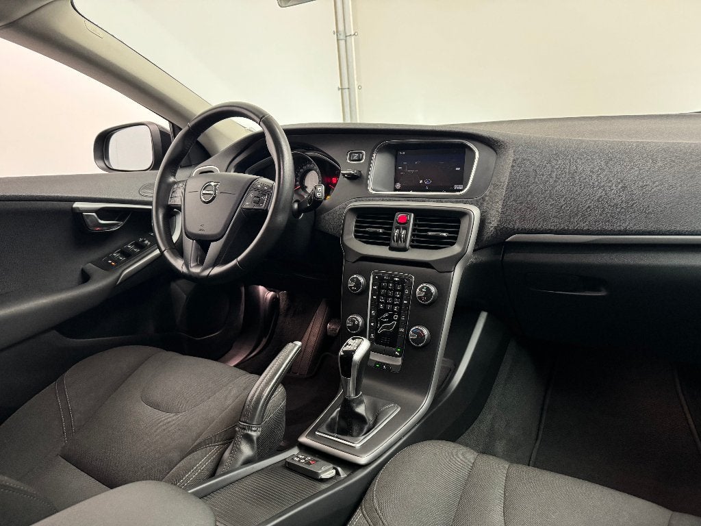 Volvo V40 2.0 D2 Eco *NAVI*PDC*FULL LED*, Autos, Euro 6, Entreprise, Noir, 5 portes
