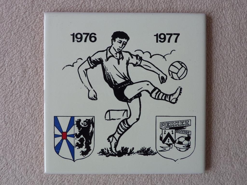 geglazuurd emaille tegel 1976 - 1977 voetbal Oostende PERKEZ, Verzamelen, Ophalen of Verzenden, Zo goed als nieuw, Overige typen