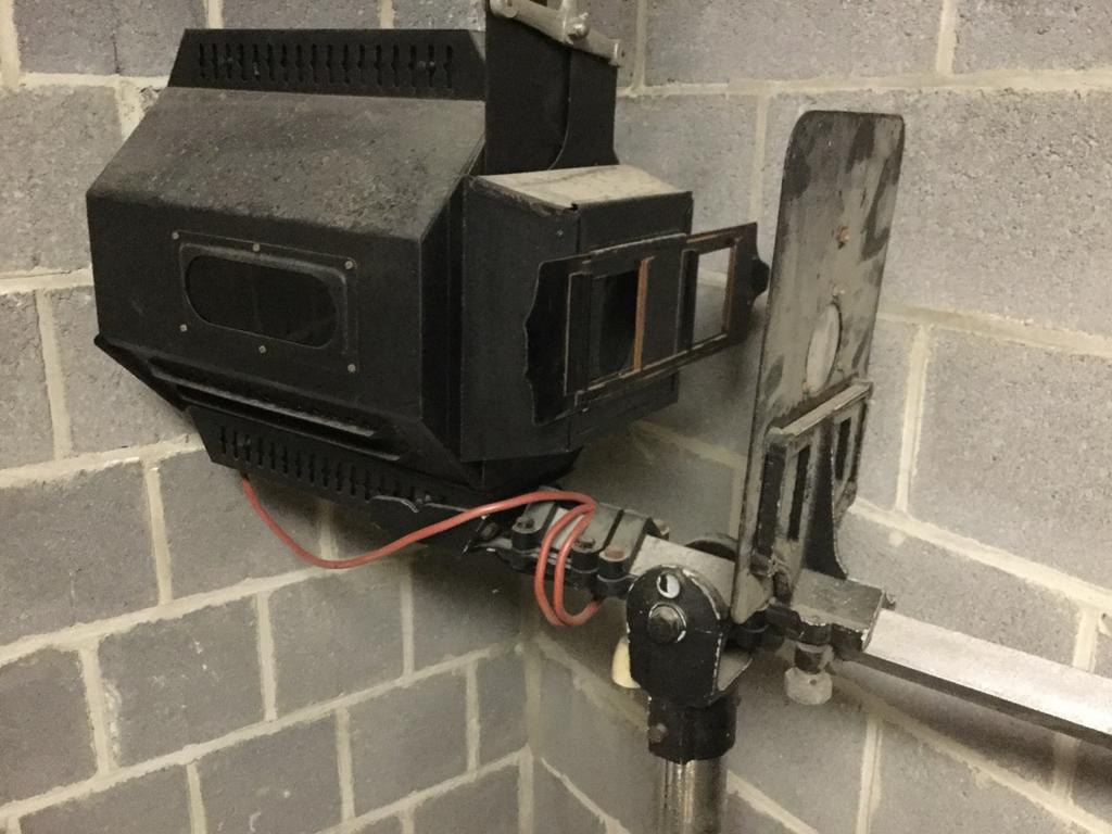 Oude toverlantaarn-diaprojector op voet, Audio, Tv en Foto, Diaprojectoren, Ophalen, Niet werkend
