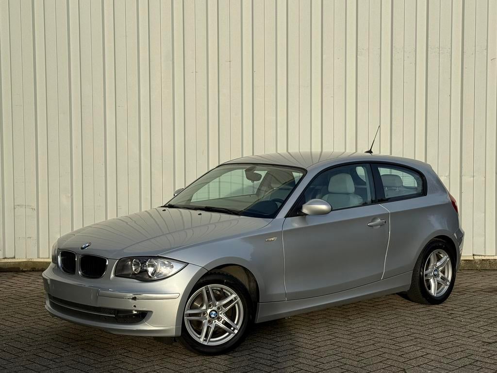 - BMW E87 116I - 1.6 Benzine - Automaat - Airco - 148.000km, 4 zetels, 1599 cc, 4 cilinders, Grijs