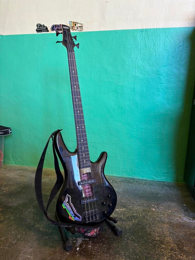 Ibanez bass guitaar, Enlèvement, Comme neuf