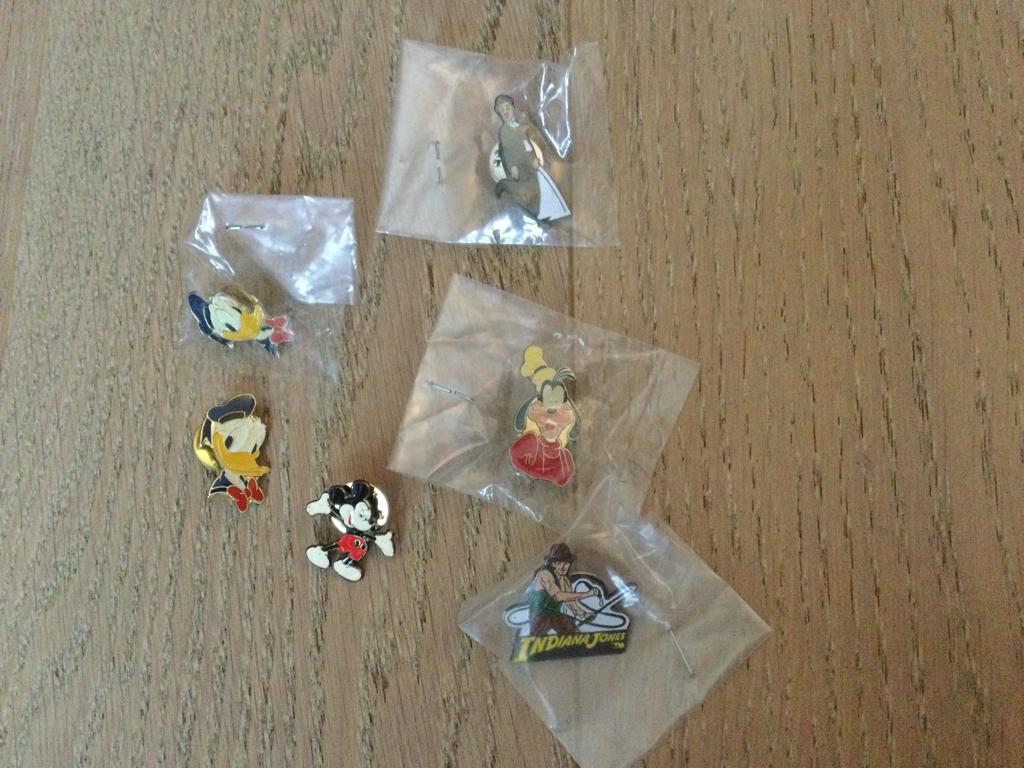 Épingles diverses, Collections, Enlèvement ou Envoi, Comme neuf, Figurine, Insigne ou Pin's