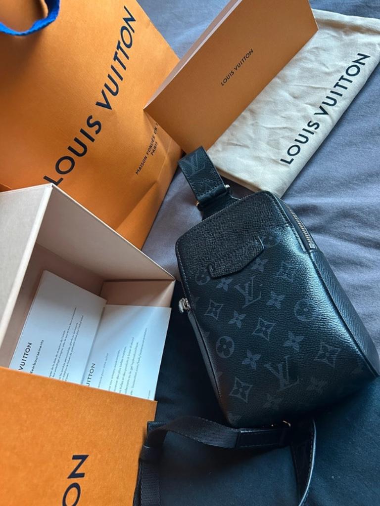 Louis vuitton slingbag taigarama black !, Bijoux, Sacs & Beauté, Sacs | Sacs à bandoulière, Comme neuf, Autres marques, Noir, Cuir