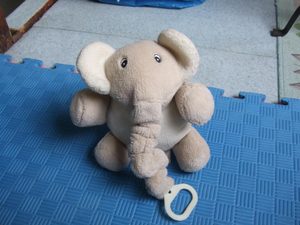 noukie's éléphant musical se fixe partout, Enfants & Bébés, Enlèvement ou Envoi, Utilisé, Éléphant