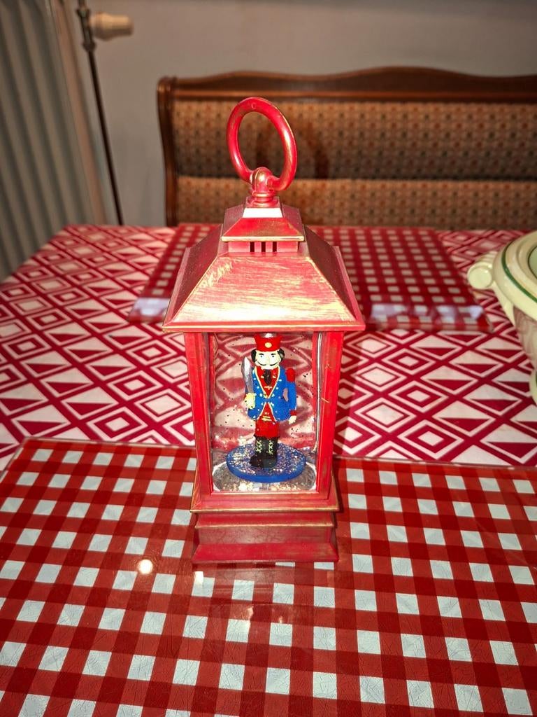 Felrode lantaarn, Diversen, Ophalen