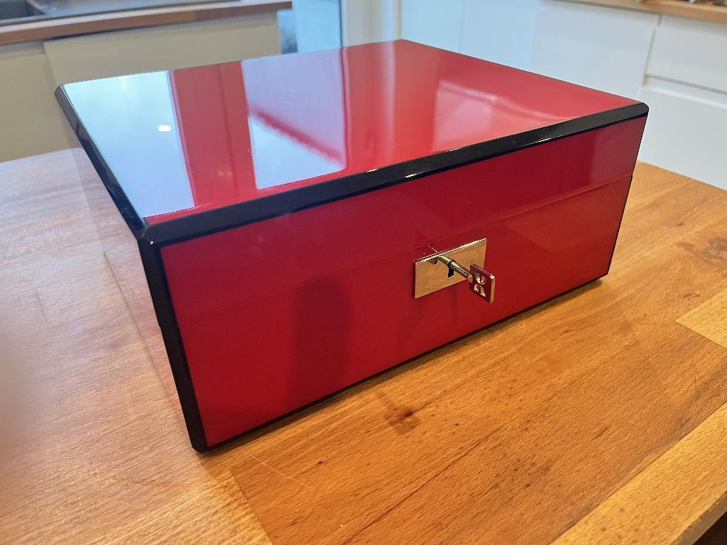 CAVE À CIGARES ROUGE LISERÉ NOIR avec humidificateur, Verzamelen, Rookartikelen, Aanstekers en Luciferdoosjes, Zo goed als nieuw