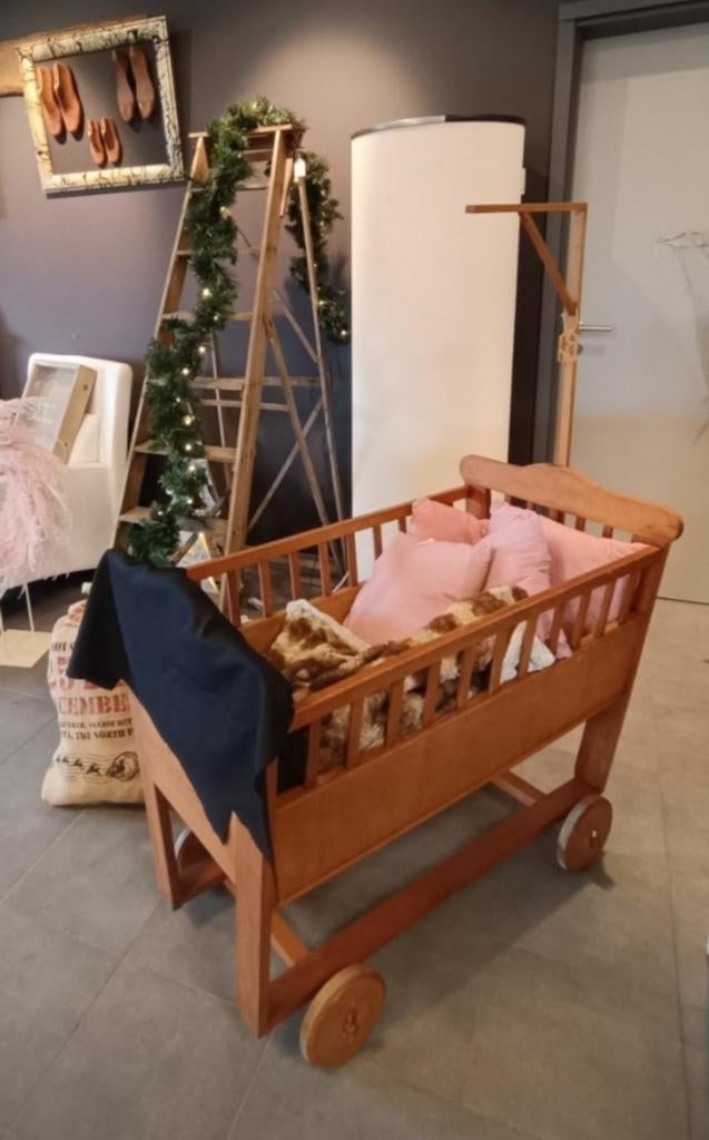Ancien berceau en bois sur roulettes, Enfants & Bébés, Enlèvement, Utilisé, Berceau