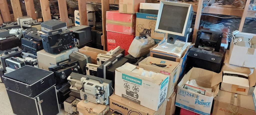 Set van +/- 250 oude projectoren + apparatuur, Ophalen