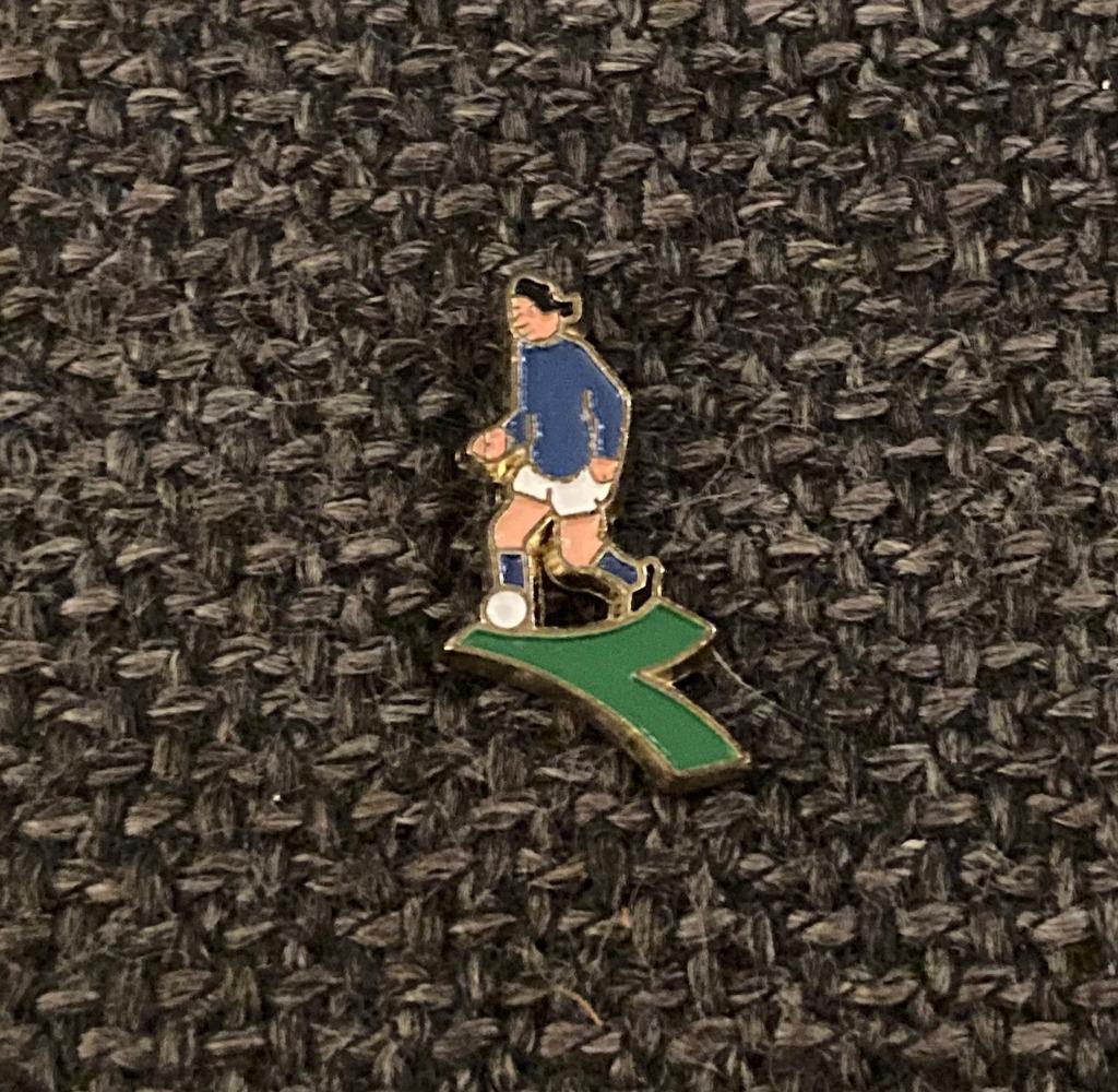 PIN - VOETBAL - FOOTBALL, Verzamelen, Speldjes, Pins en Buttons, Verzenden, Gebruikt, Sport, Speldje of Pin
