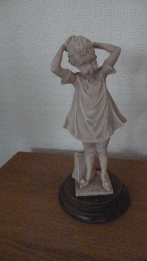 Vintage Fille Ecolière sur socle * Signe 20 cm, Enlèvement ou Envoi, Comme neuf, Humain