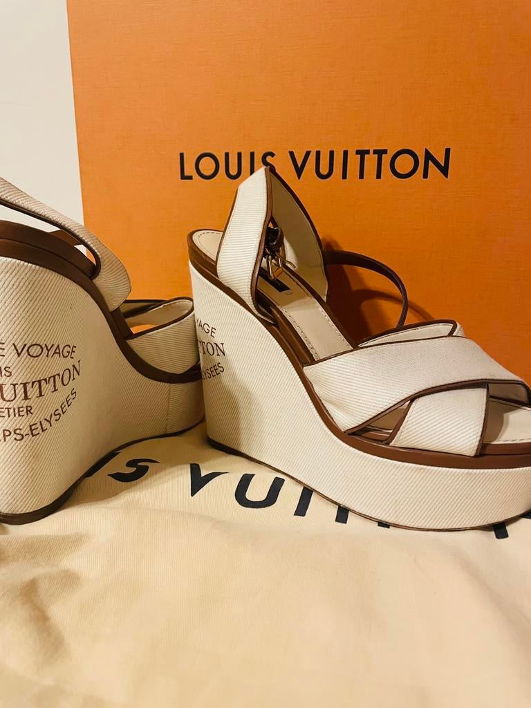 Sandales compensée Louis Vuitton, Beige, Enlèvement, Porté, Louis vuitton