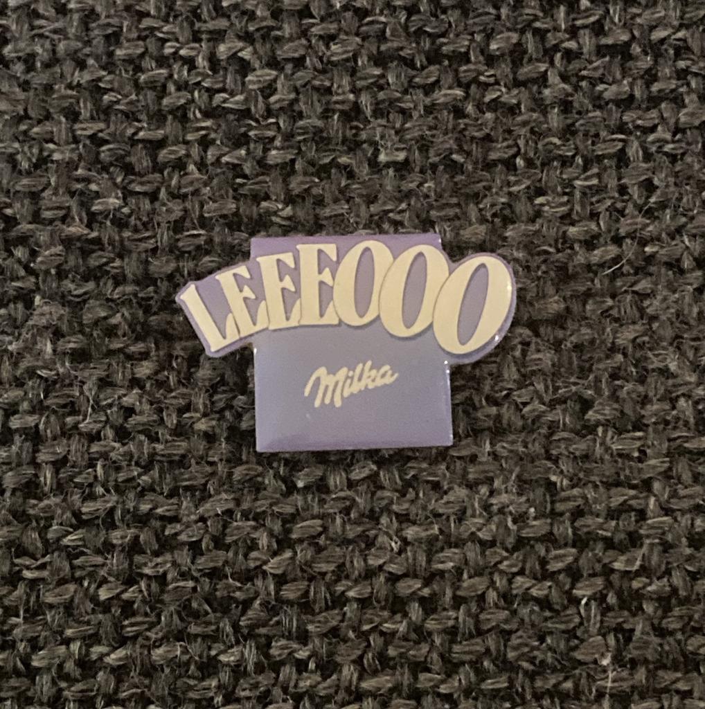 PIN - MILKA - LEO - LEEEOOO, Collections, Envoi, Utilisé, Marque, Insigne ou Pin's