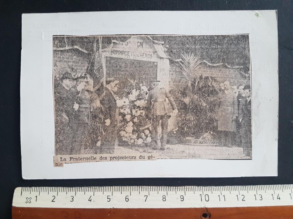 Knipsel op postkaart: Oorlogsmonument Hommage Heros Waar ?, Verzenden, Landmacht, Foto of Poster
