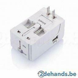 Internationale reisstekker met USB poort en in etui, Ophalen of Verzenden, Nieuw