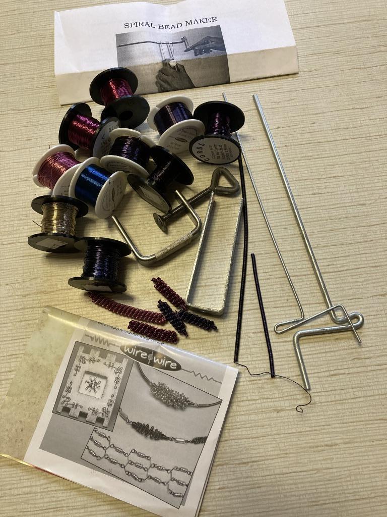 Boekje 'Wire' maken en gerief, knutselen, Hobby en Vrije tijd, Ophalen, Gebruikt