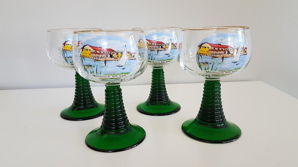 4 Vintage Luminarc wijnglazen, op groene voet., Antiek en Kunst, Ophalen of Verzenden