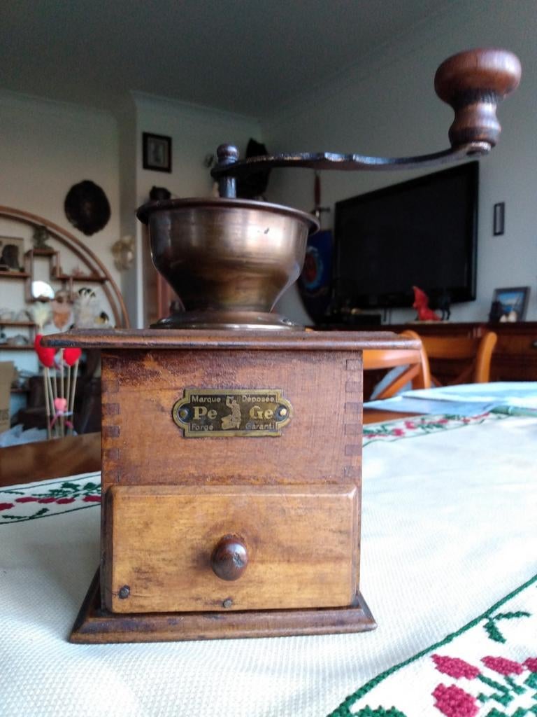 Antieke koffiemolen het merk Pe-Ge, Antiek en Kunst, Ophalen of Verzenden