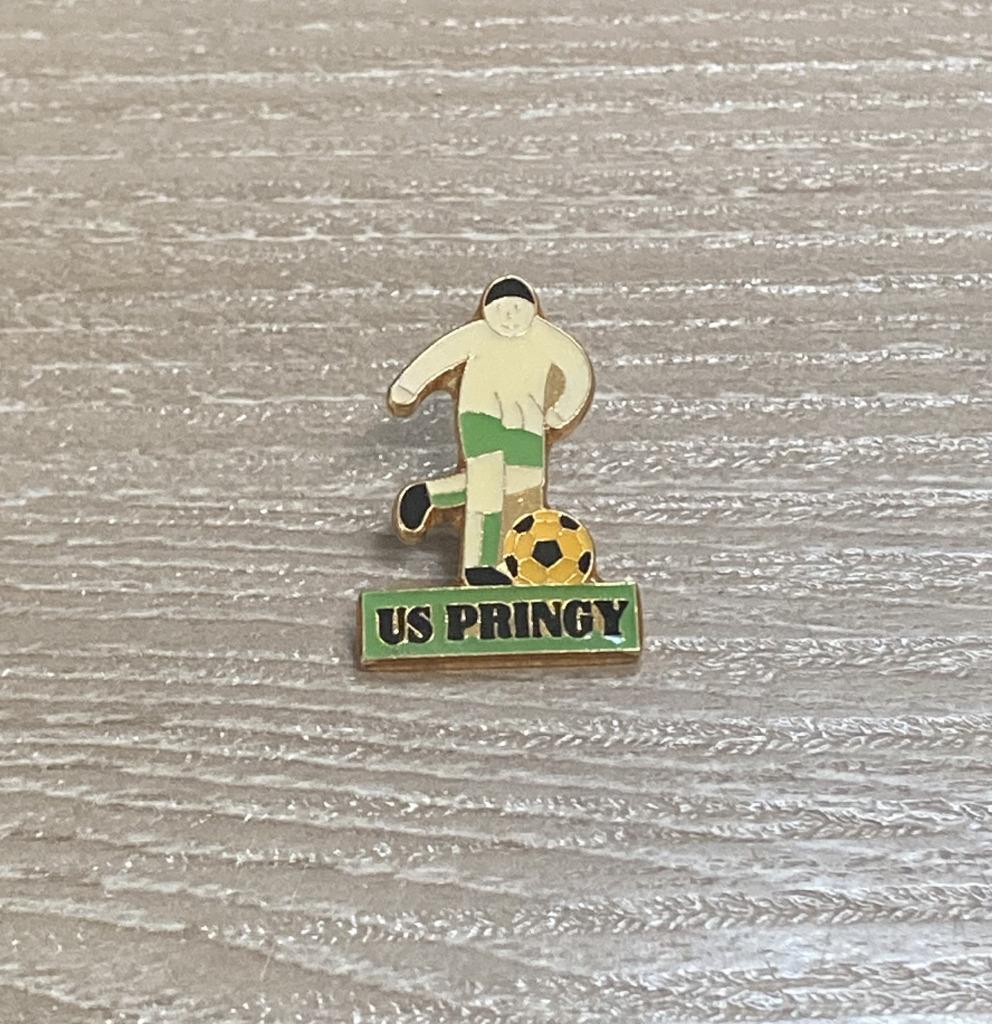 PIN - US PRINGY - FOOTBALL - VOETBAL, Verzenden, Gebruikt, Sport, Speldje of Pin