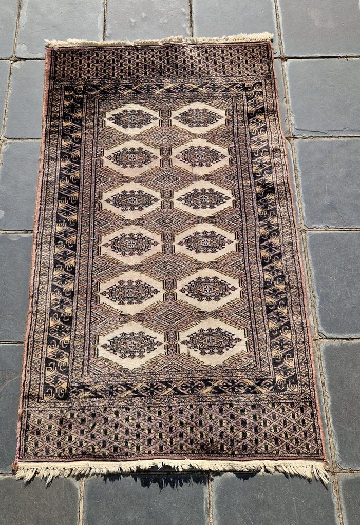 Tapis oriental, Enlèvement