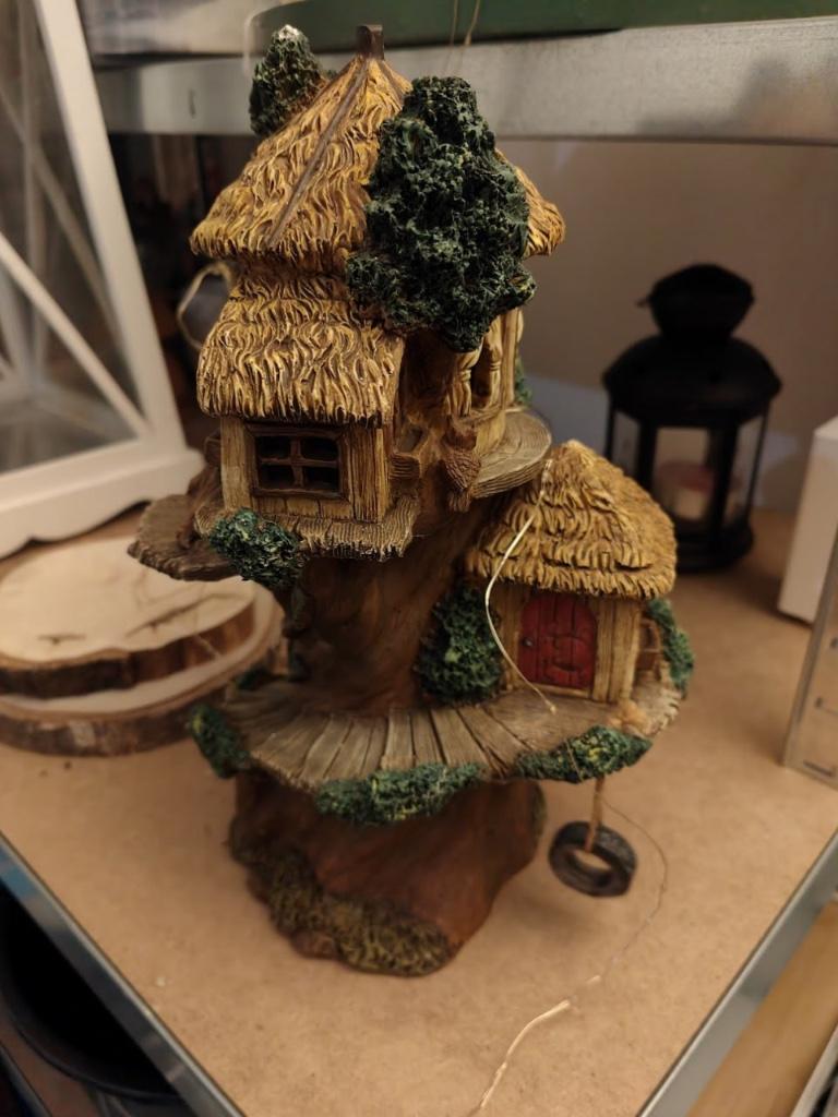 Sfeervolle miniatuur boomhut decoratie / sprookjeshuisje, Tuin en Terras, Tuinbeelden, Zo goed als nieuw, Overige typen, Overige materialen