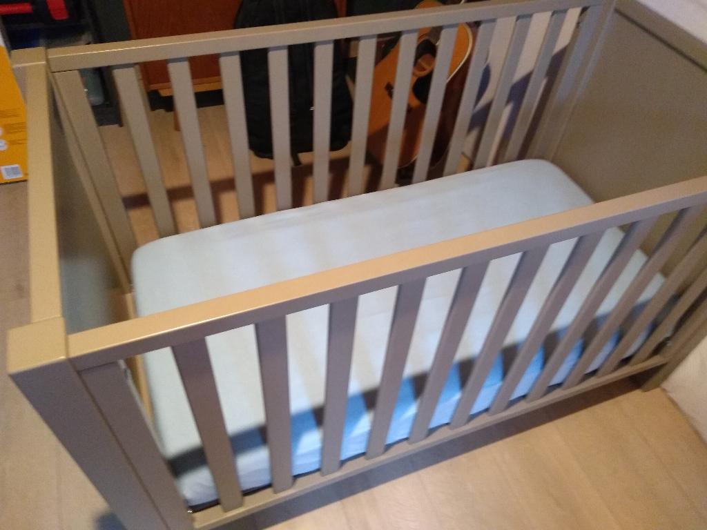 babybed quax meegroeibed taupe, incl. matras en bedomranding, Enlèvement, Comme neuf, Lit