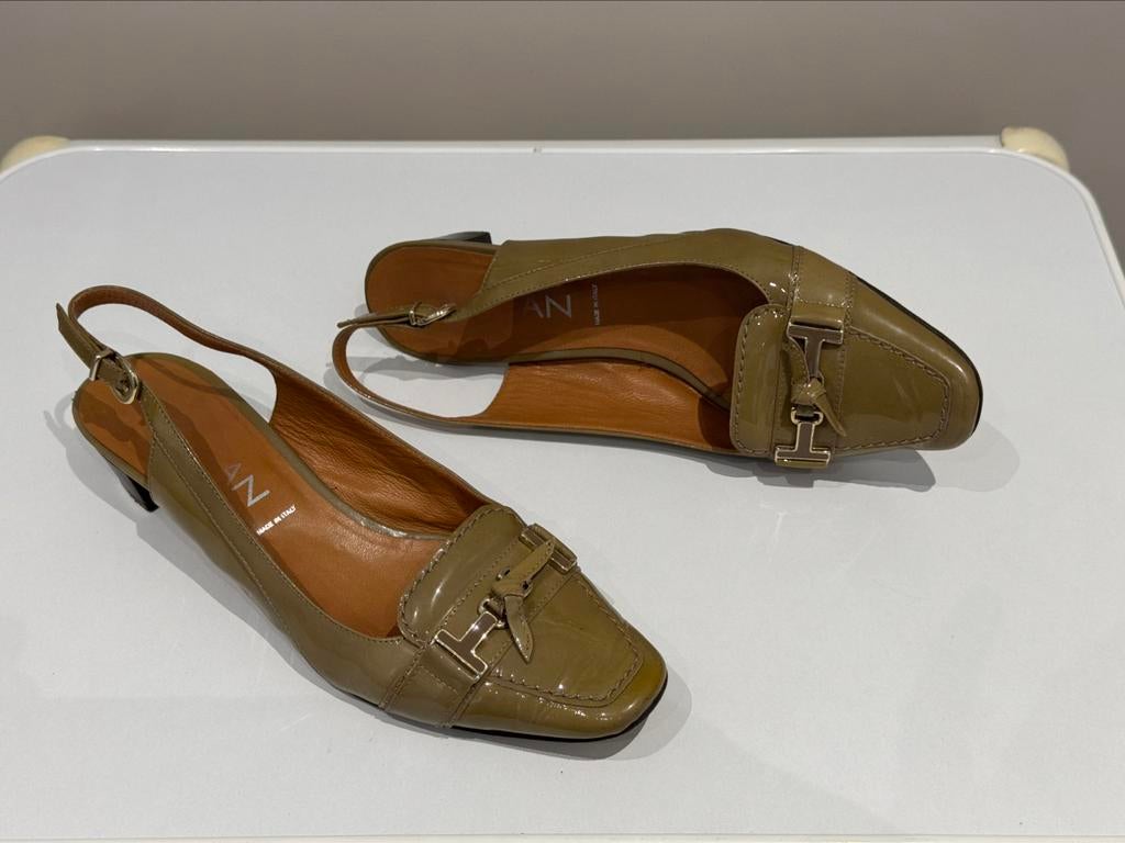 Beige laklederen damesschoenen Voltan maat 39, Kleding | Dames, Schoenen, Ophalen, Zo goed als nieuw, Beige