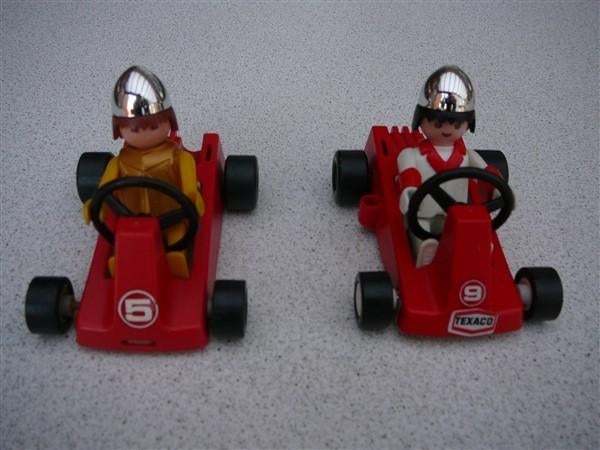 2 race wagentjes+Popjes Playmobil, Ophalen of Verzenden, Gebruikt, Complete set