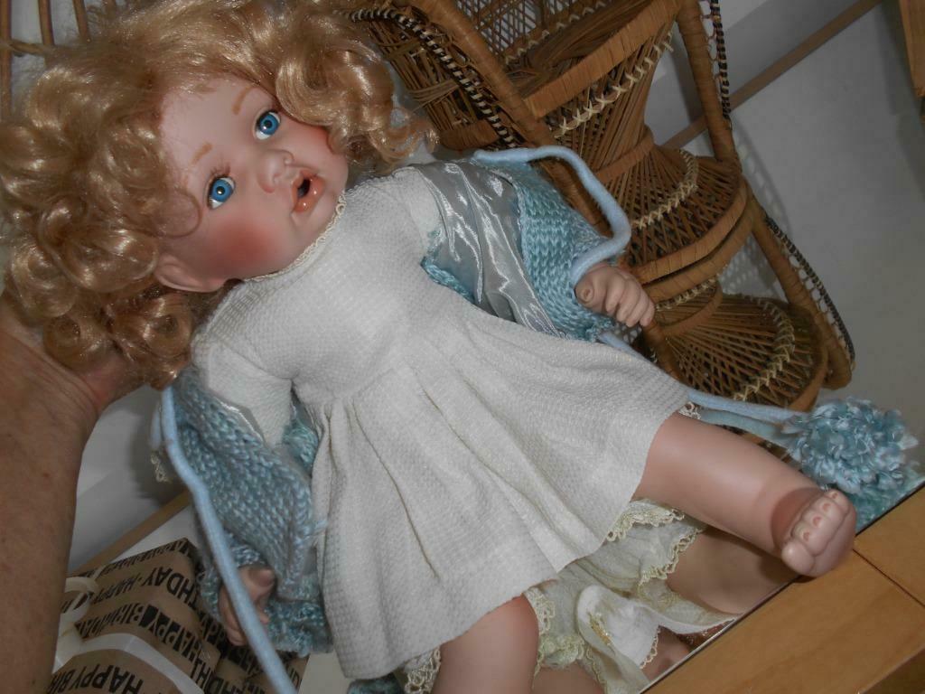 belle POUPEE...45cm+fauteuil en rotin /bambou, Enlèvement ou Envoi, Comme neuf, Poupée