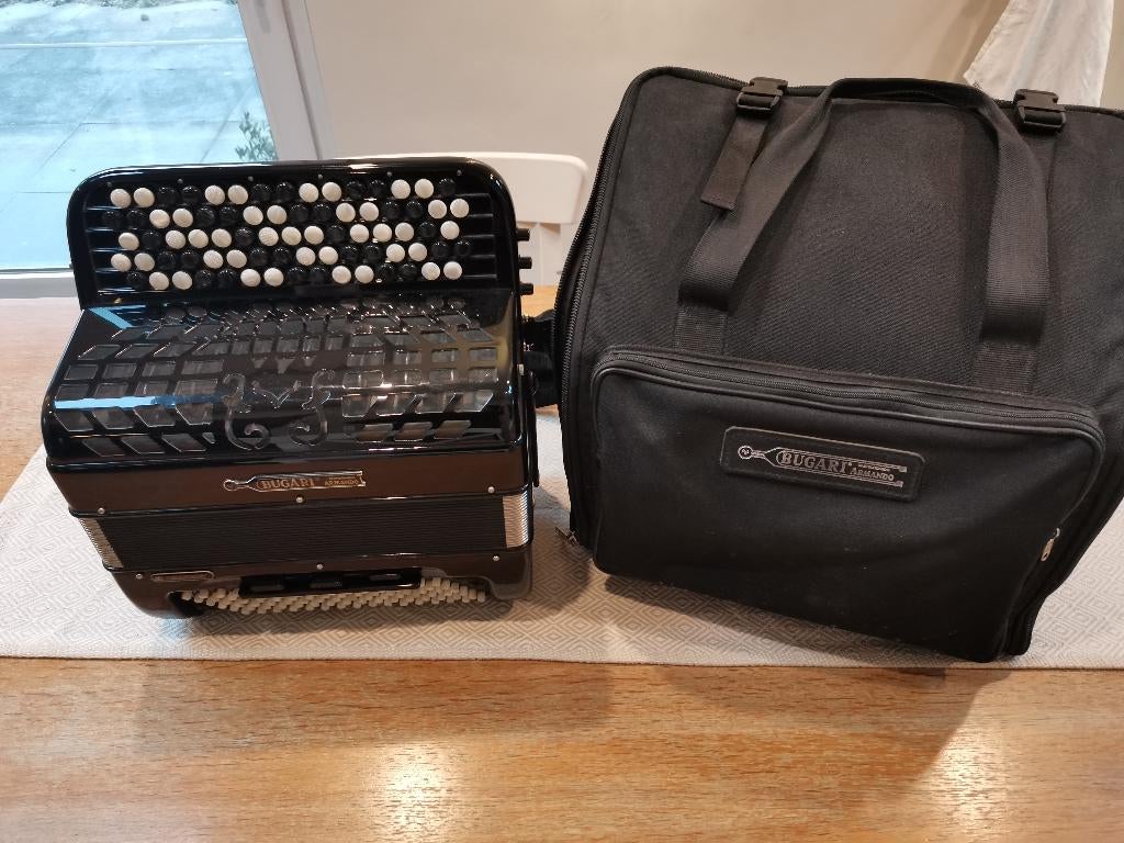 Accordeon original Bugari Juniorfisa conservatory, Muziek en Instrumenten, Accordeons, Gebruikt, Met koffer, 96-bas, Knopaccordeon