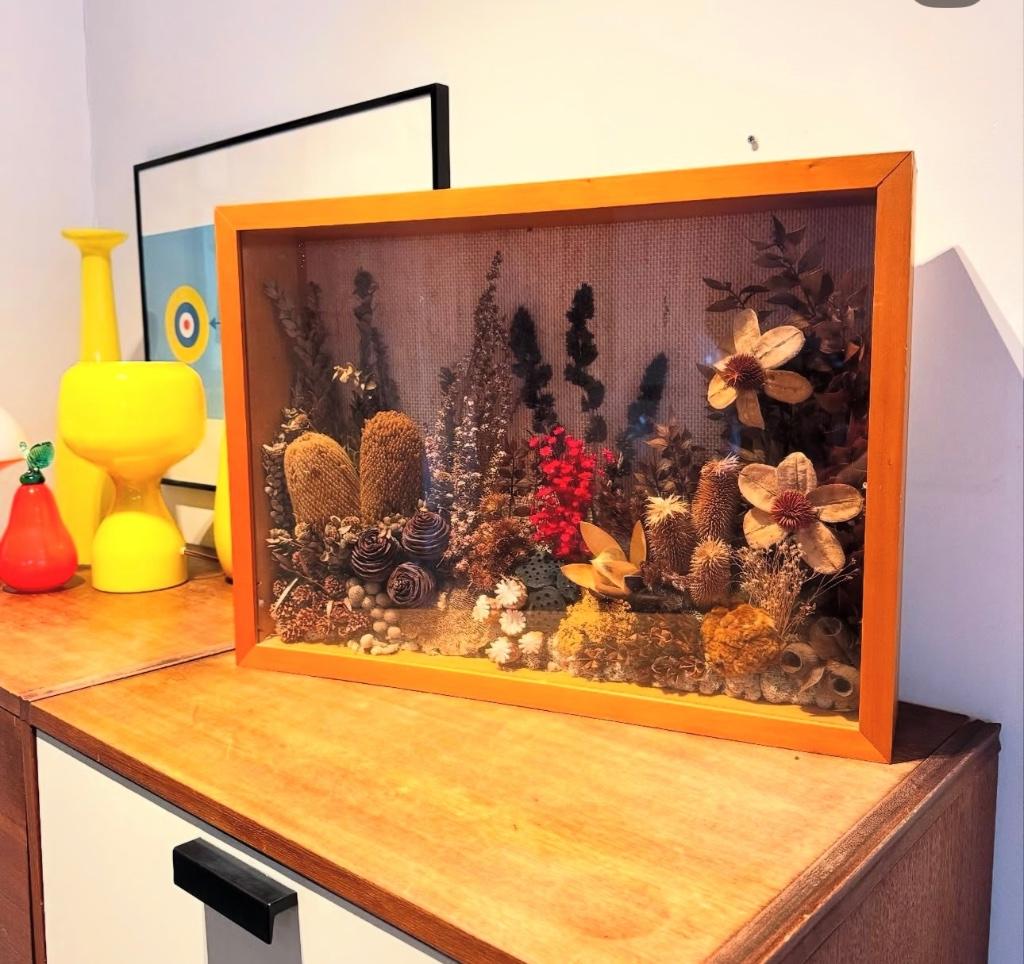 Cadre des années 1970 avec fleurs séchées, Enlèvement
