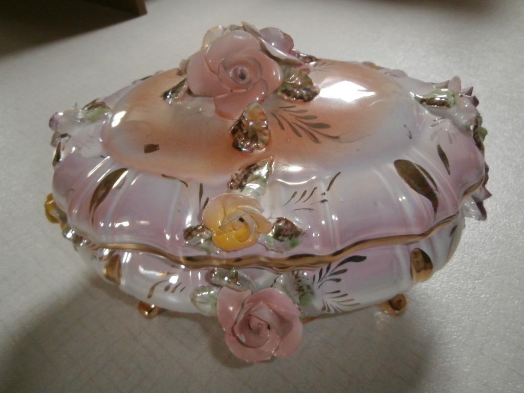 antieken kom met deksel, Enlèvement