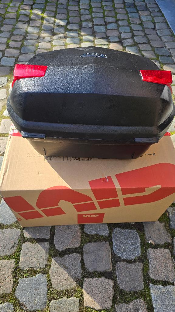 Givi blade topkoffer met universele bevestigingsplaat, Ophalen, Zo goed als nieuw