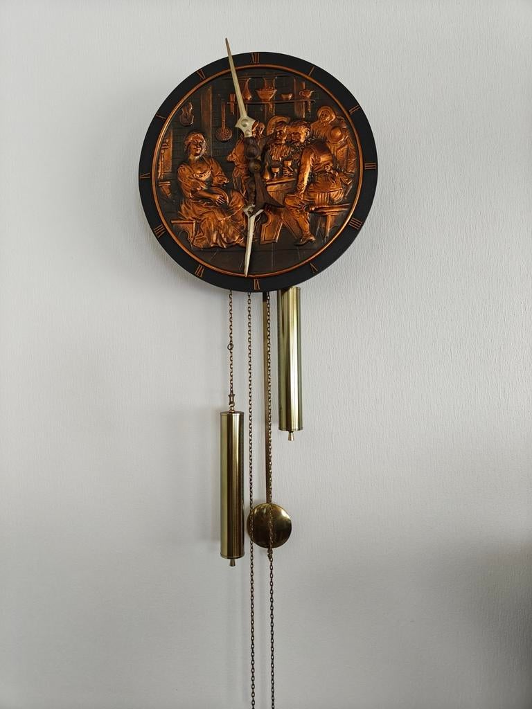 horloge murale avec relief décoratif, avec pendule et poids., Enlèvement