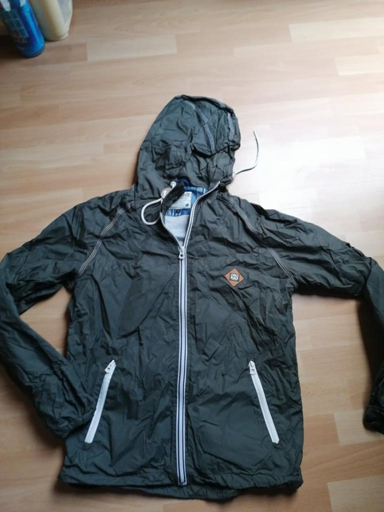 Jas regen/zomer kaki merk jack and jones - maat s, Kleding | Heren, Jassen | Zomer, Ophalen of Verzenden, Gedragen, Maat 46 (S) of kleiner