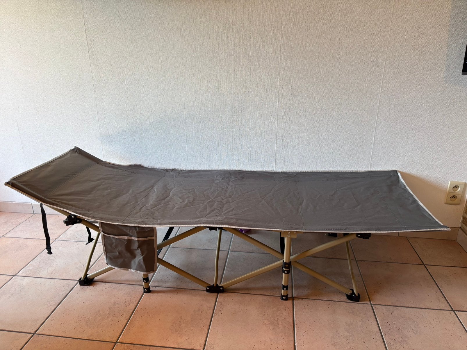 Lit de camping avec matelas, Caravanes & Camping, Meubles de camping, Comme neuf, Enlèvement