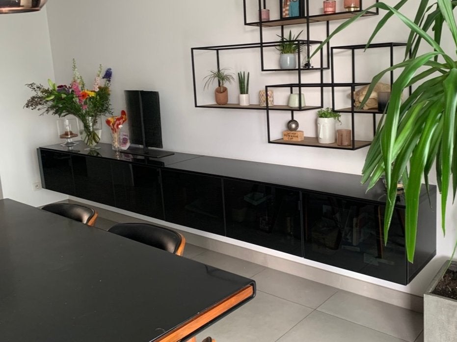 Zwarte Wandkast (360 cm)met zwart glazen deuren en bovenblad, Huis en Inrichting, Woonaccessoires | Wandplanken en Boekenplanken