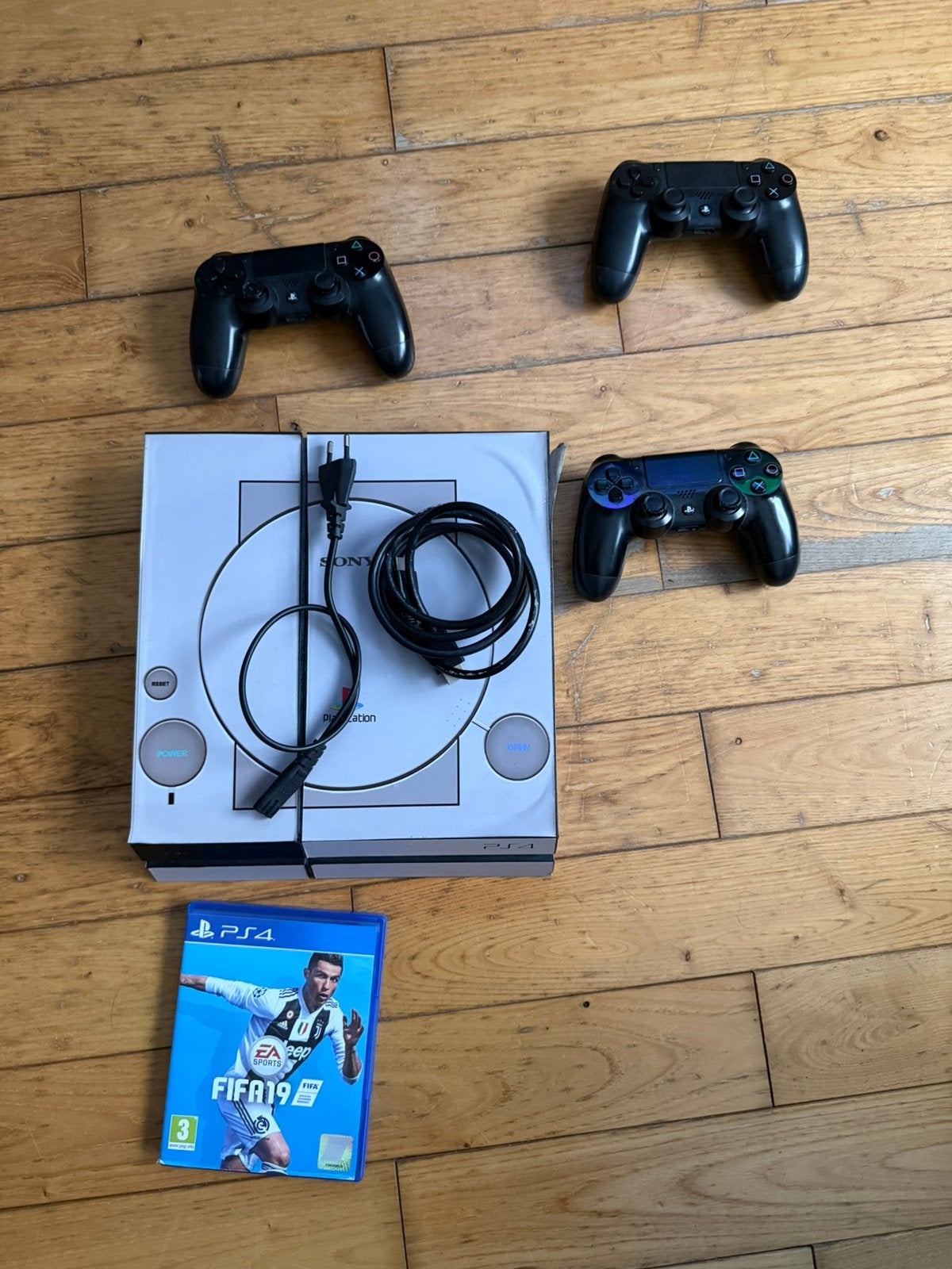 Playstation 4 + 3 controllers + Fifa 19, Ophalen, Gebruikt, 1 TB, Original
