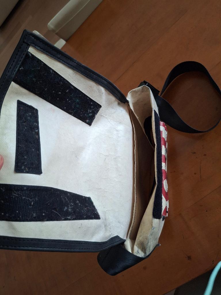 Freitag shoulderbag, Handtassen en Accessoires, Tassen | Schoudertassen, Ophalen, Gebruikt, Rood, Overige merken