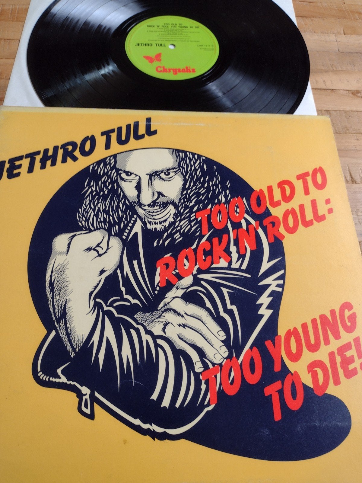 LP JETHRO TULL: TOO OLD TO ROCK N ROLL (1976 klaphoes), Cd's en Dvd's, Vinyl | Rock, Zo goed als nieuw, Progressive Rock, LP, Beschermende buitenhoes