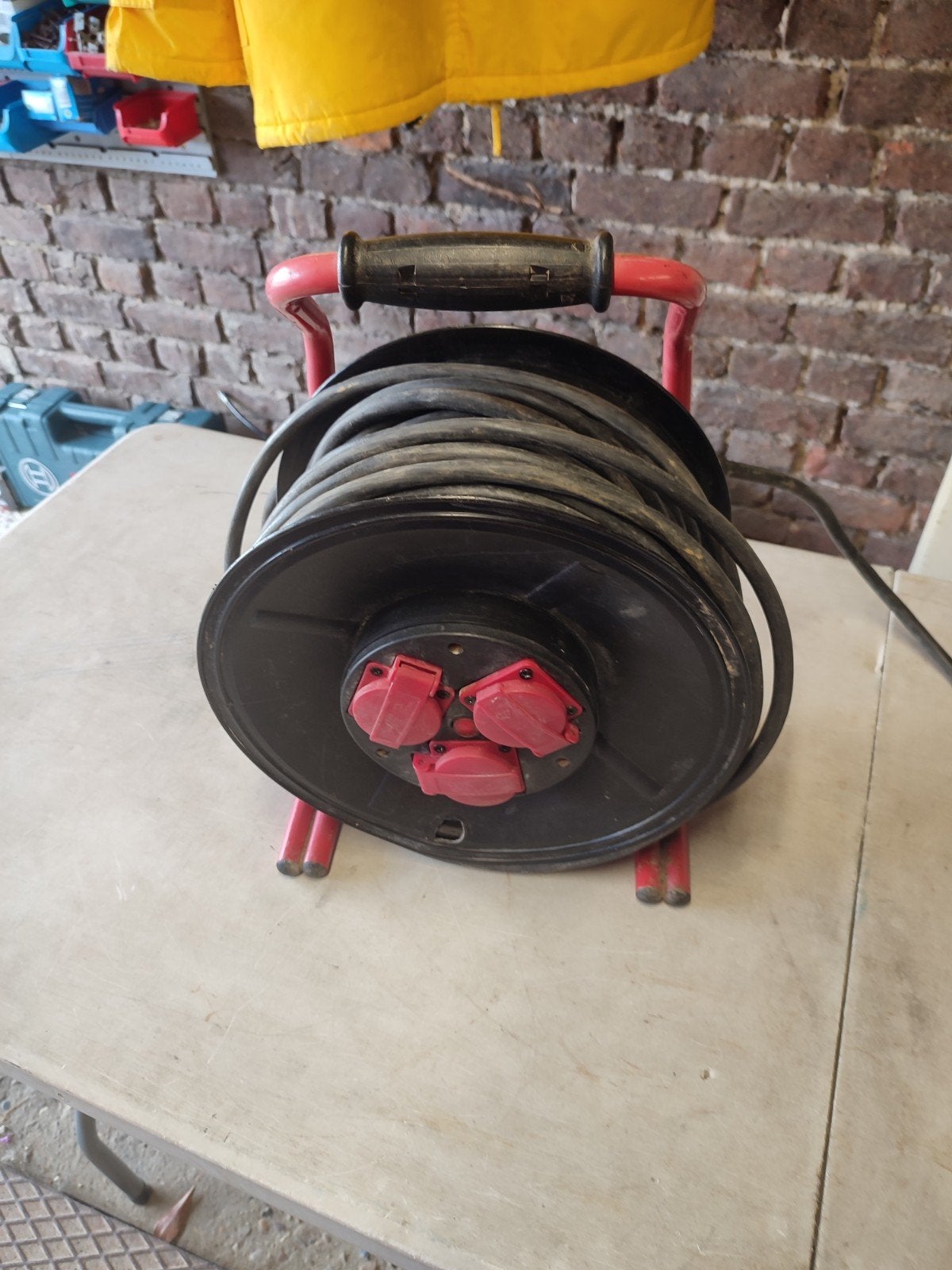 V 2 allongés 3x 2.5  une de 25 m à 35€ et une de 40 m à 55€, Bricolage & Construction, Électricité & Câbles, Enlèvement