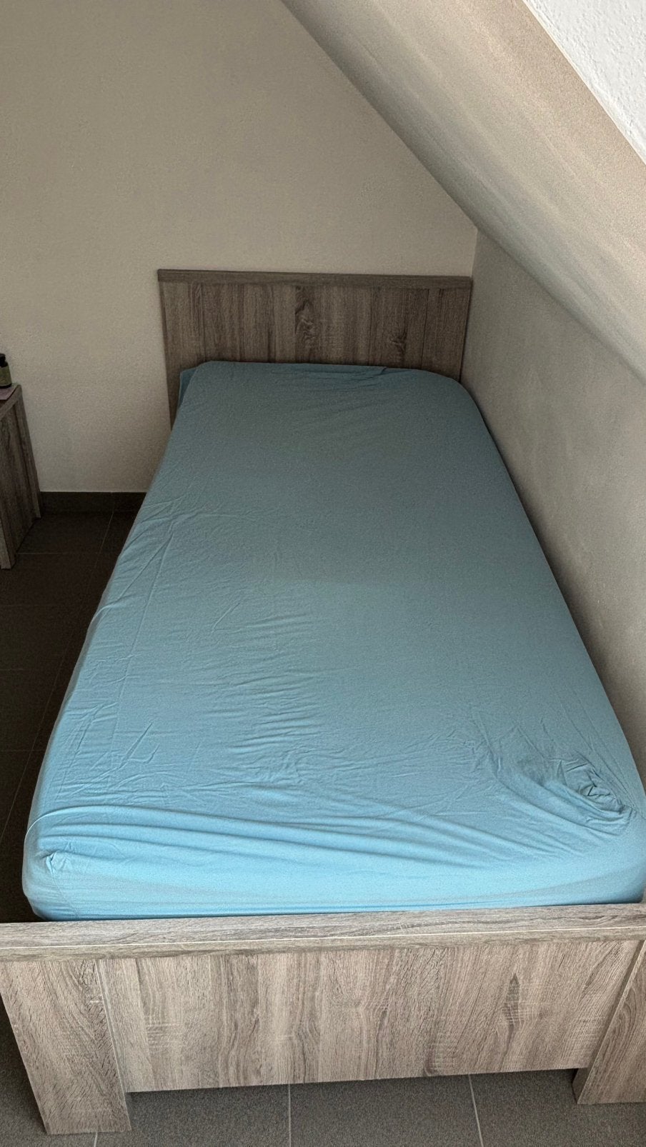 Slaapkamer: bed, Huis en Inrichting, Slaapkamer | Bedden, Ophalen, Zo goed als nieuw, Bruin, Hout