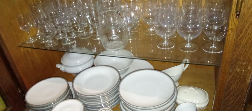 12 delig wit porcelijn servies met grijs randje Bohemia100€, Ophalen